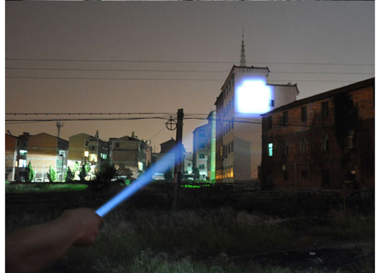 キャンプ・防災に最適!防水充電式LED懐中電灯(5モード/ズーム/超高輝度)